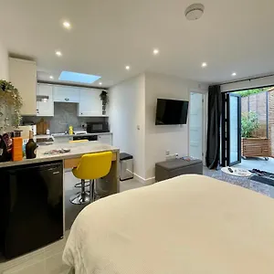 Holiday home Tiny Home, Boscombe Manor